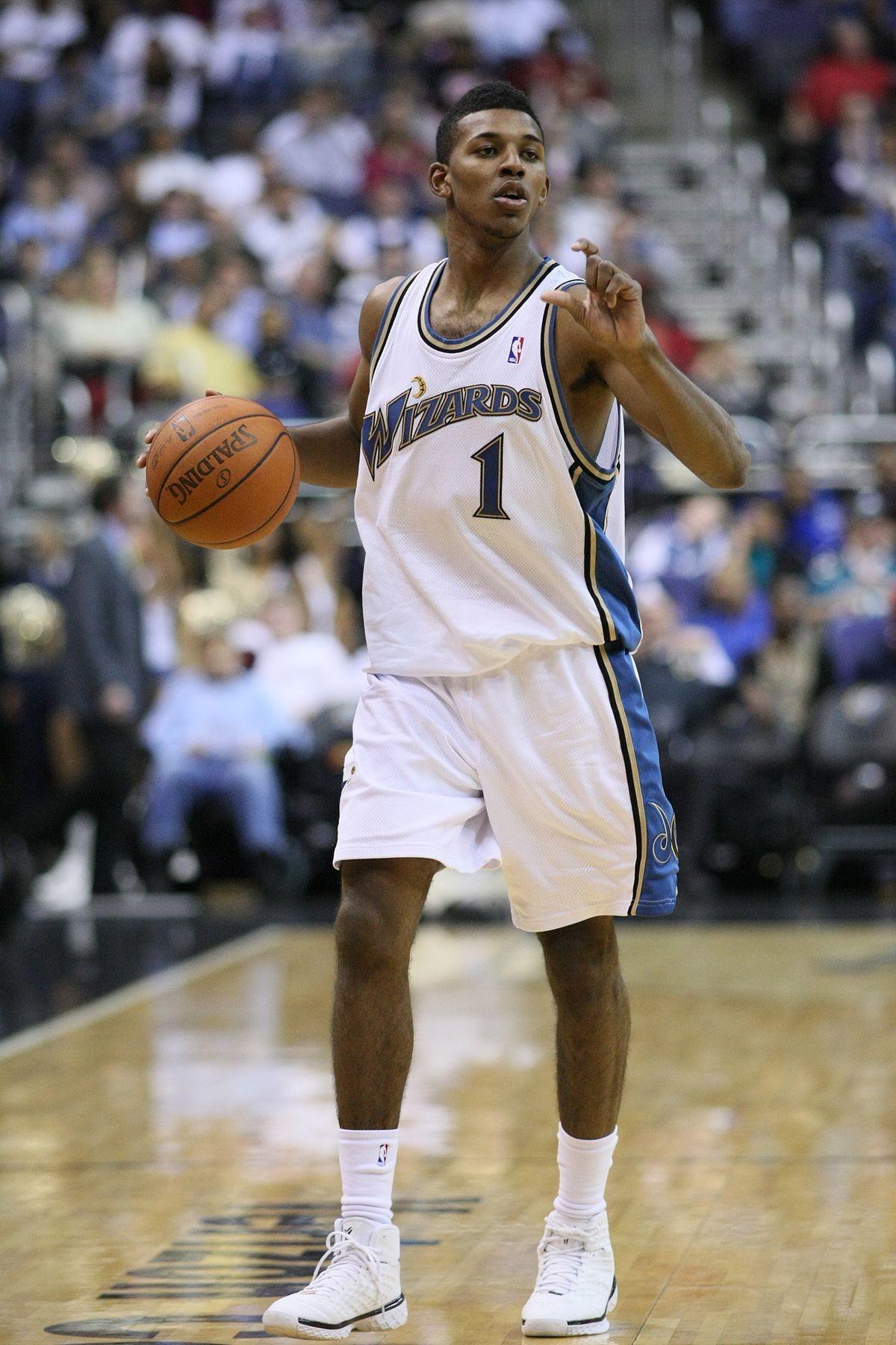 紧随其后 紧随其后